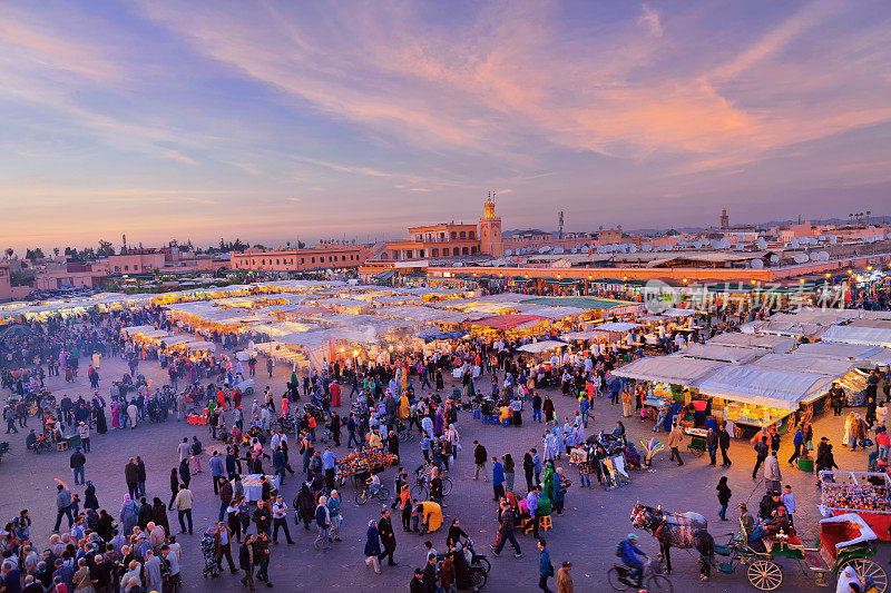 晚上Djemaa El Fna广场，马拉喀什，摩洛哥